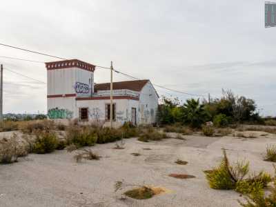 Proseguiamo per qualche centinaia di metri per incontrare sulla destra una delle strutture �simbolo� della zona: l�ex caseificio Adriatico